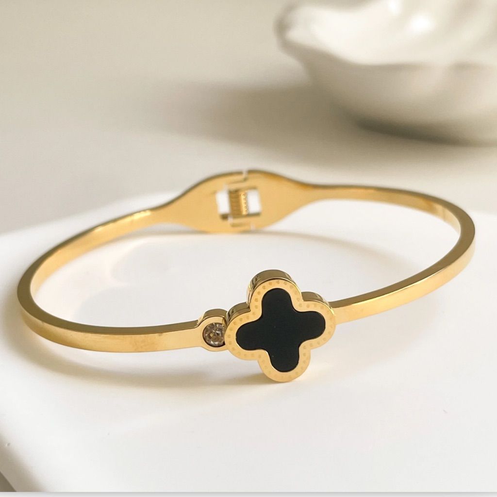 Flat Clover With handcuff