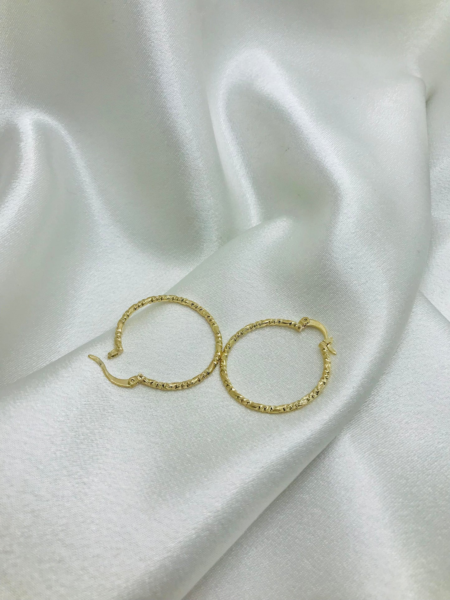 Minimal Twisted Hoop Earrings
