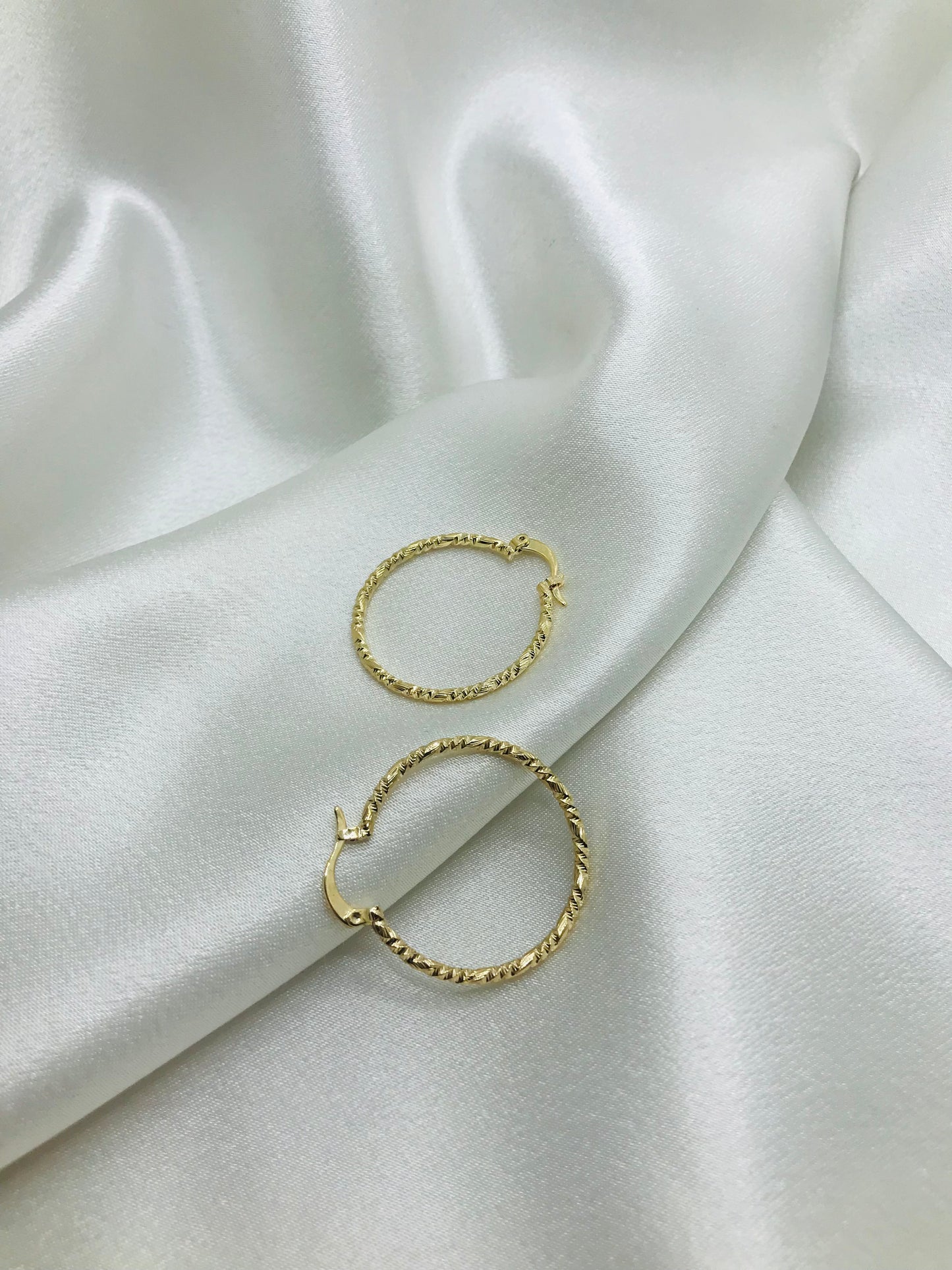 Minimal Twisted Hoop Earrings