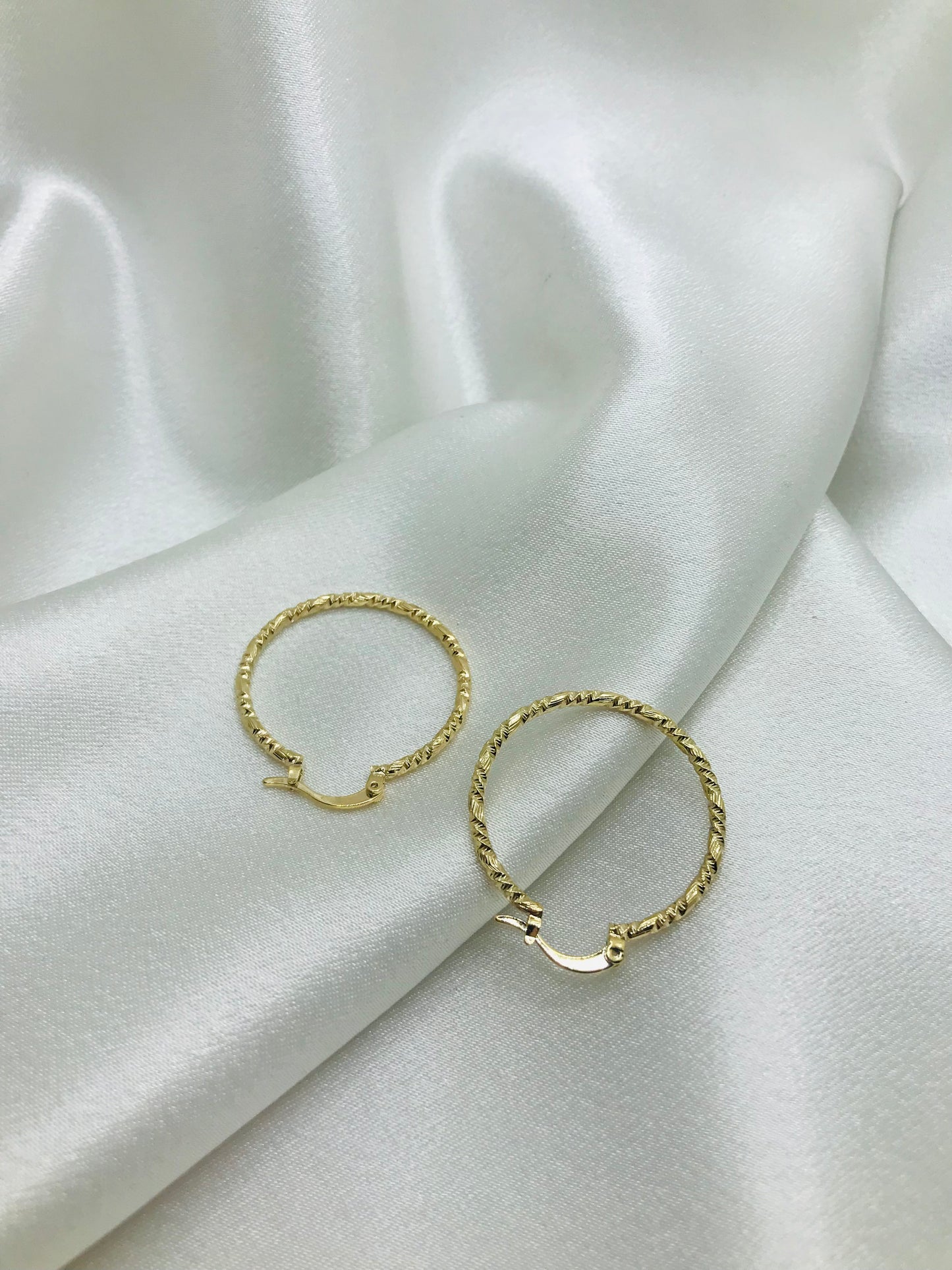 Minimal Twisted Hoop Earrings
