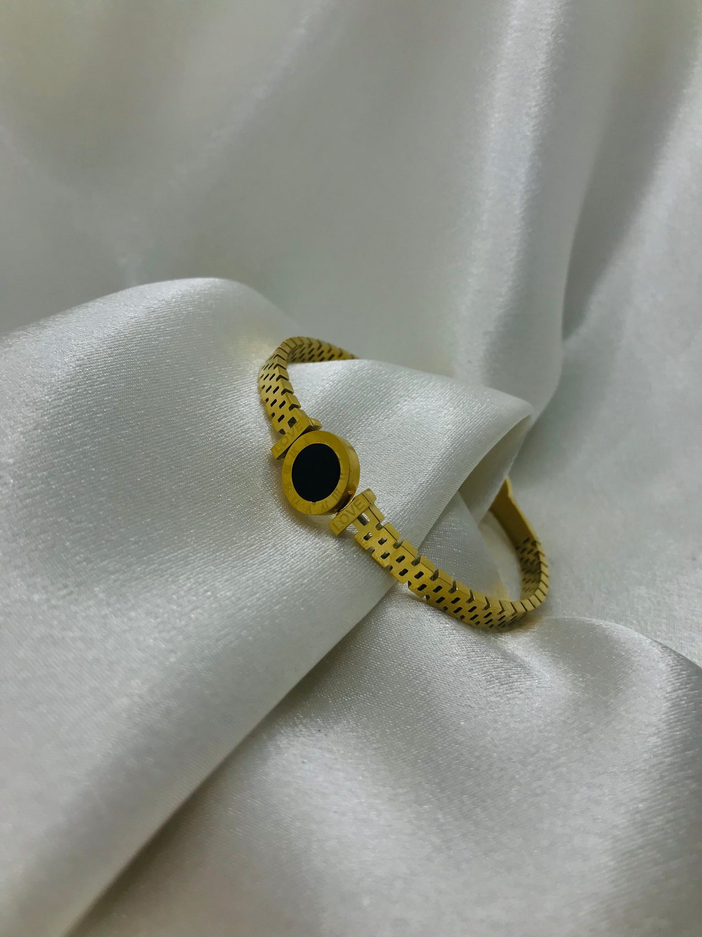Minimal Gold Love Handcuff
