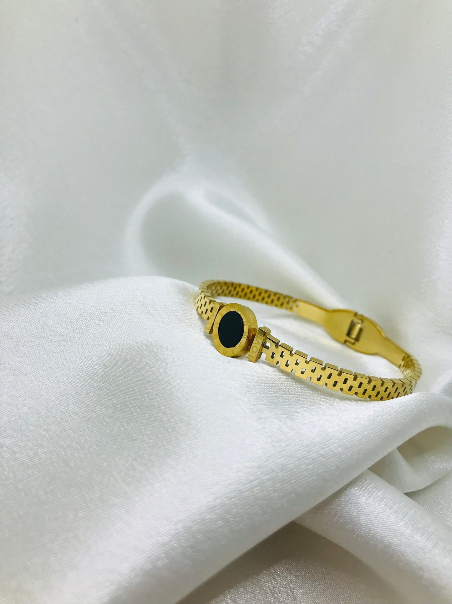 Minimal Gold Love Handcuff