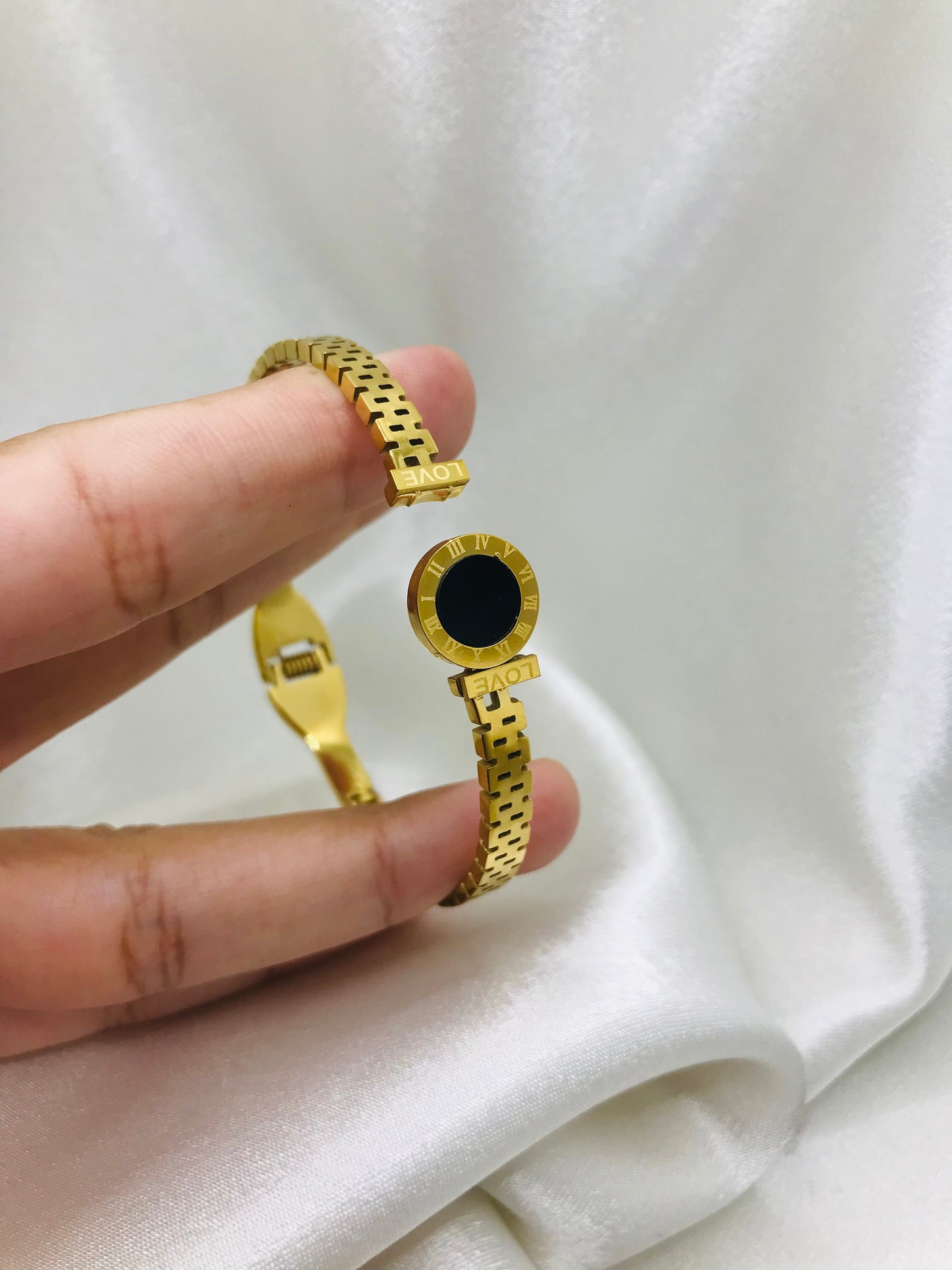 Minimal Gold Love Handcuff