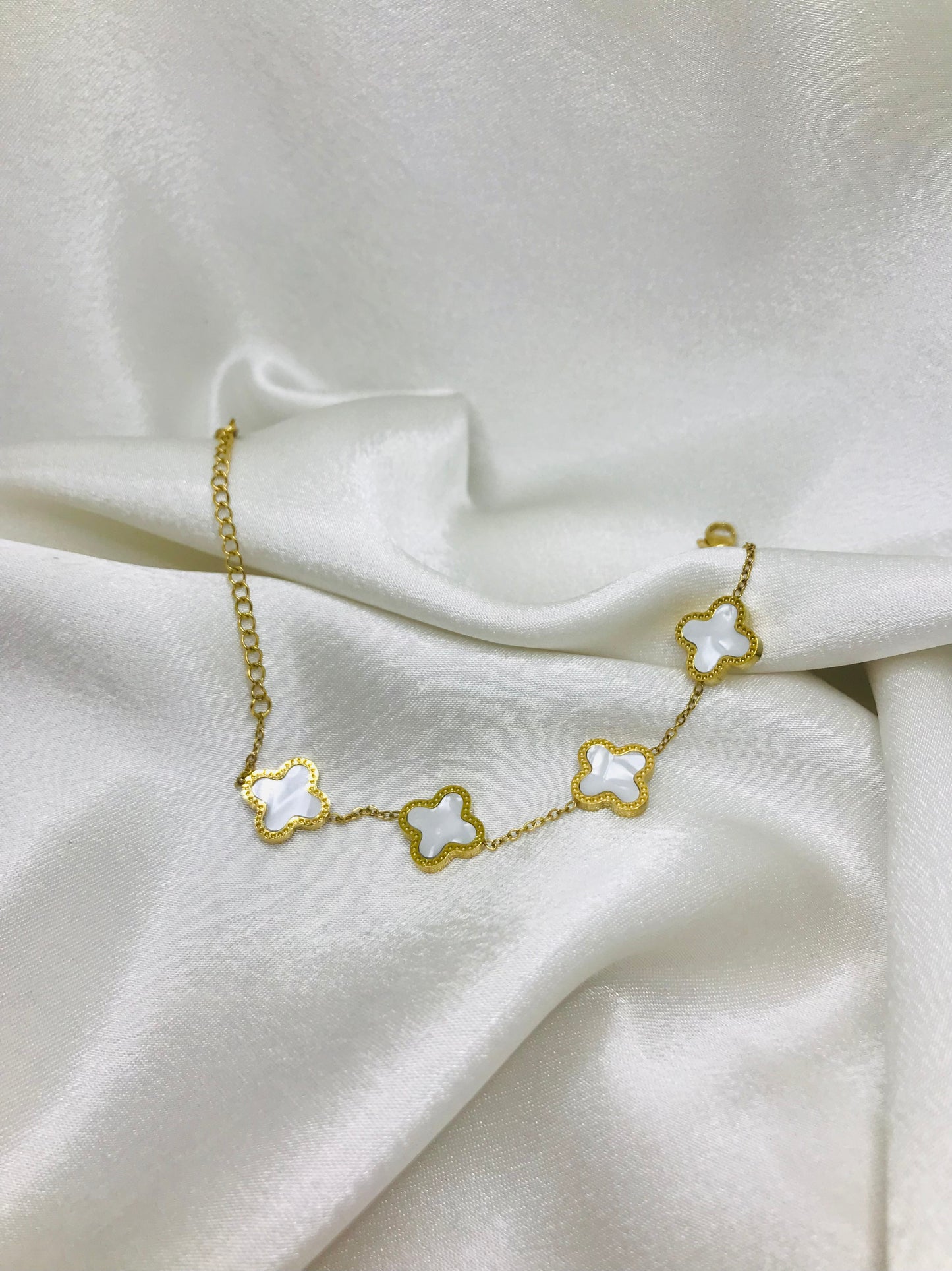 Minimalist Straight Clover Bracelet