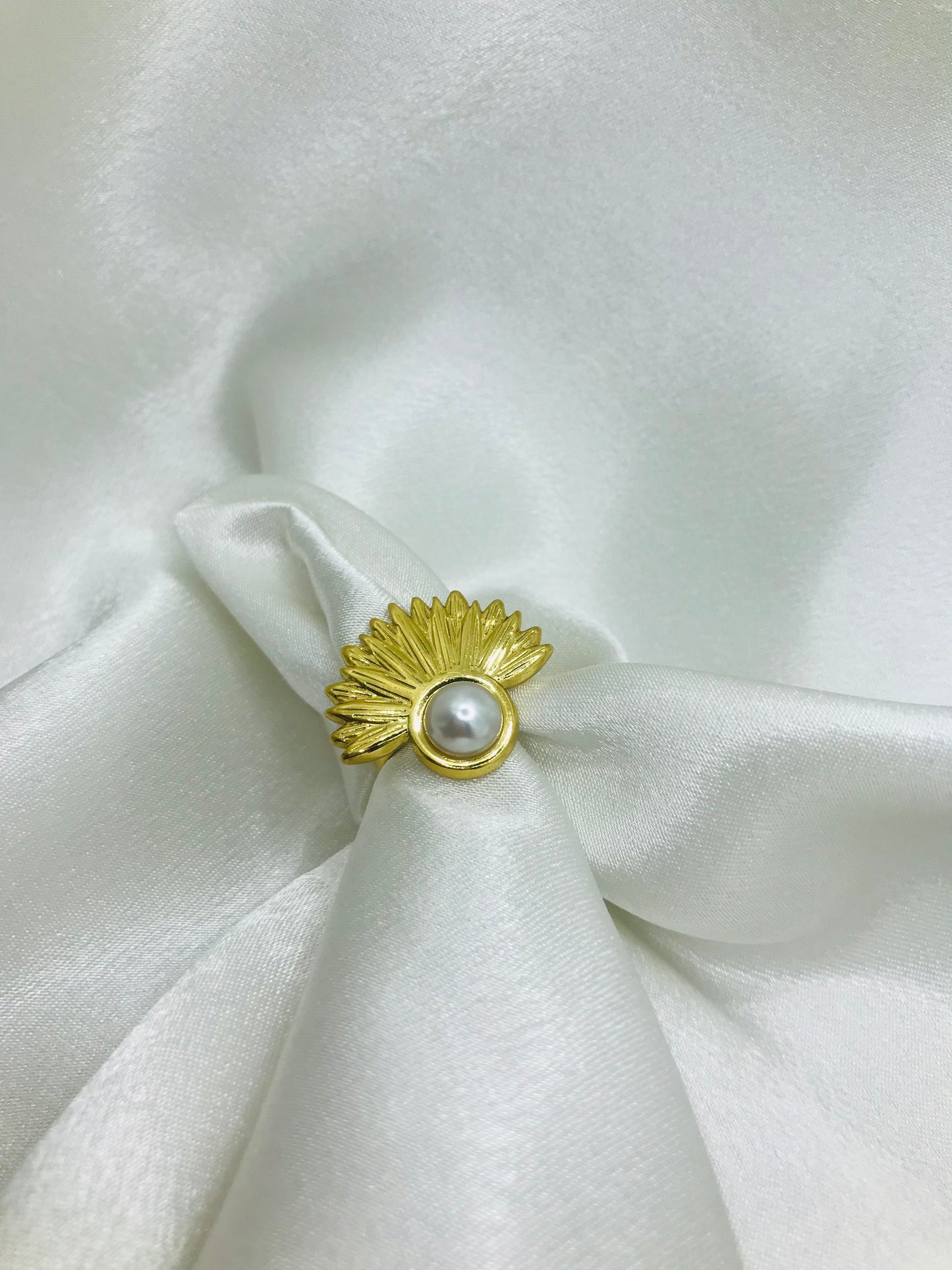 Glossy Fan-shaped Pearl Ring