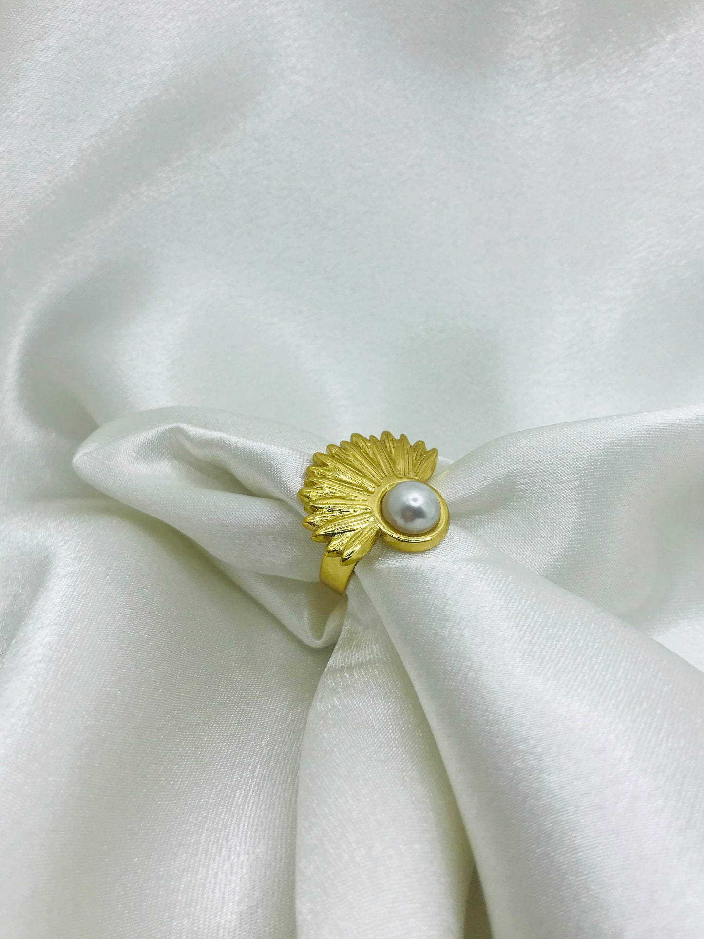 Glossy Fan-shaped Pearl Ring