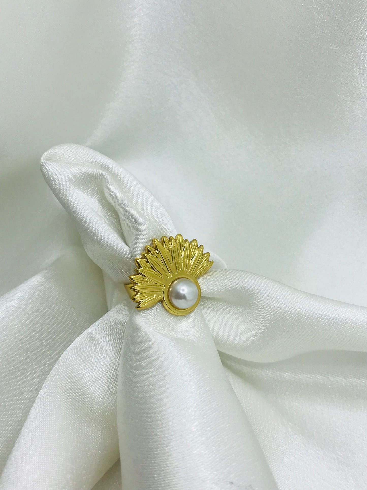 Glossy Fan-shaped Pearl Ring
