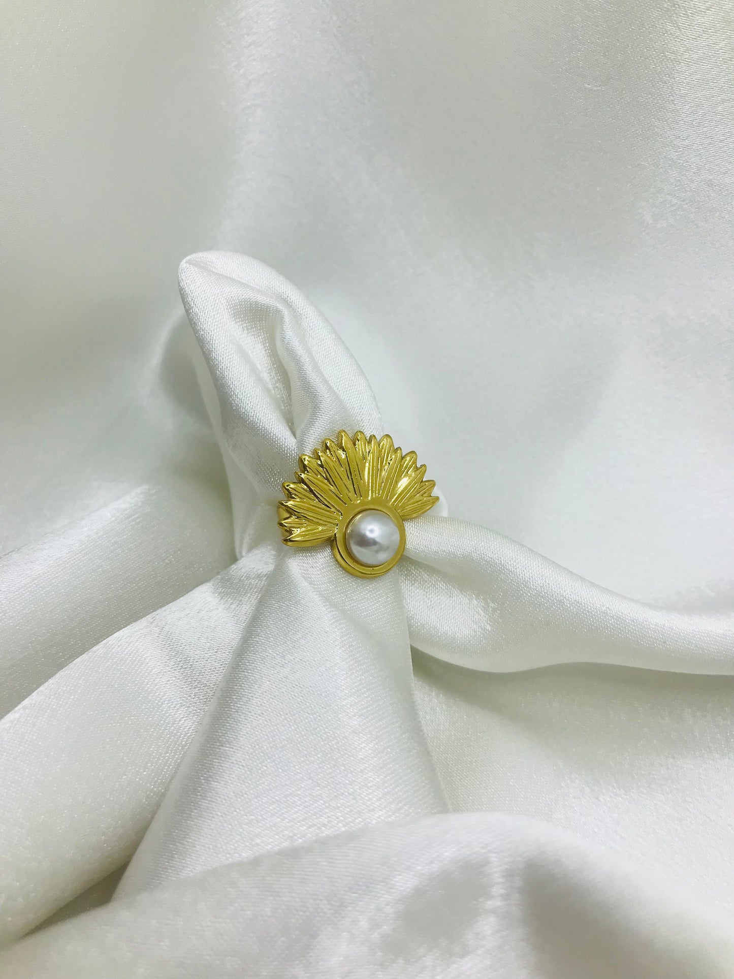 Glossy Fan-shaped Pearl Ring
