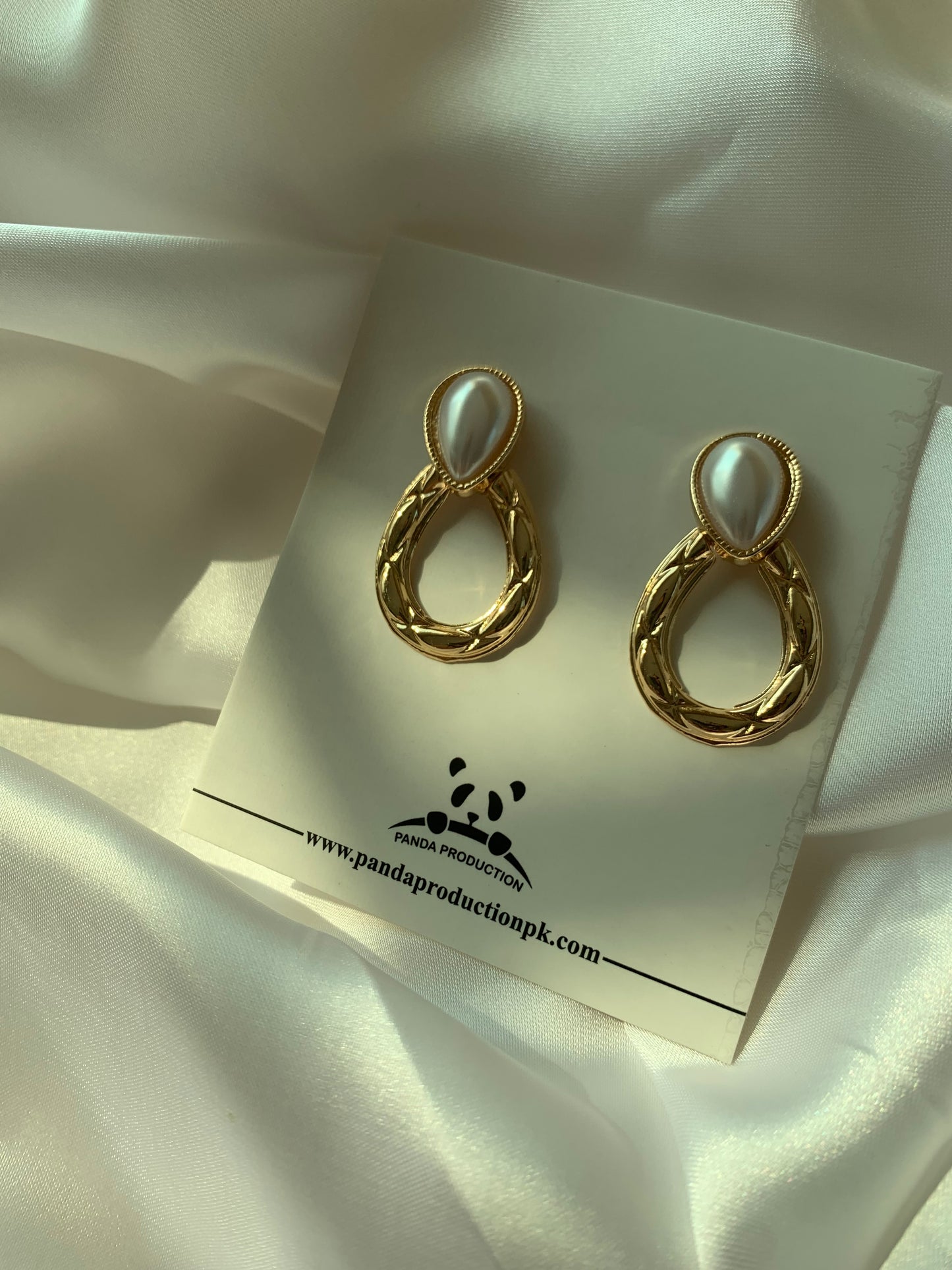 Oval Pearl Earring