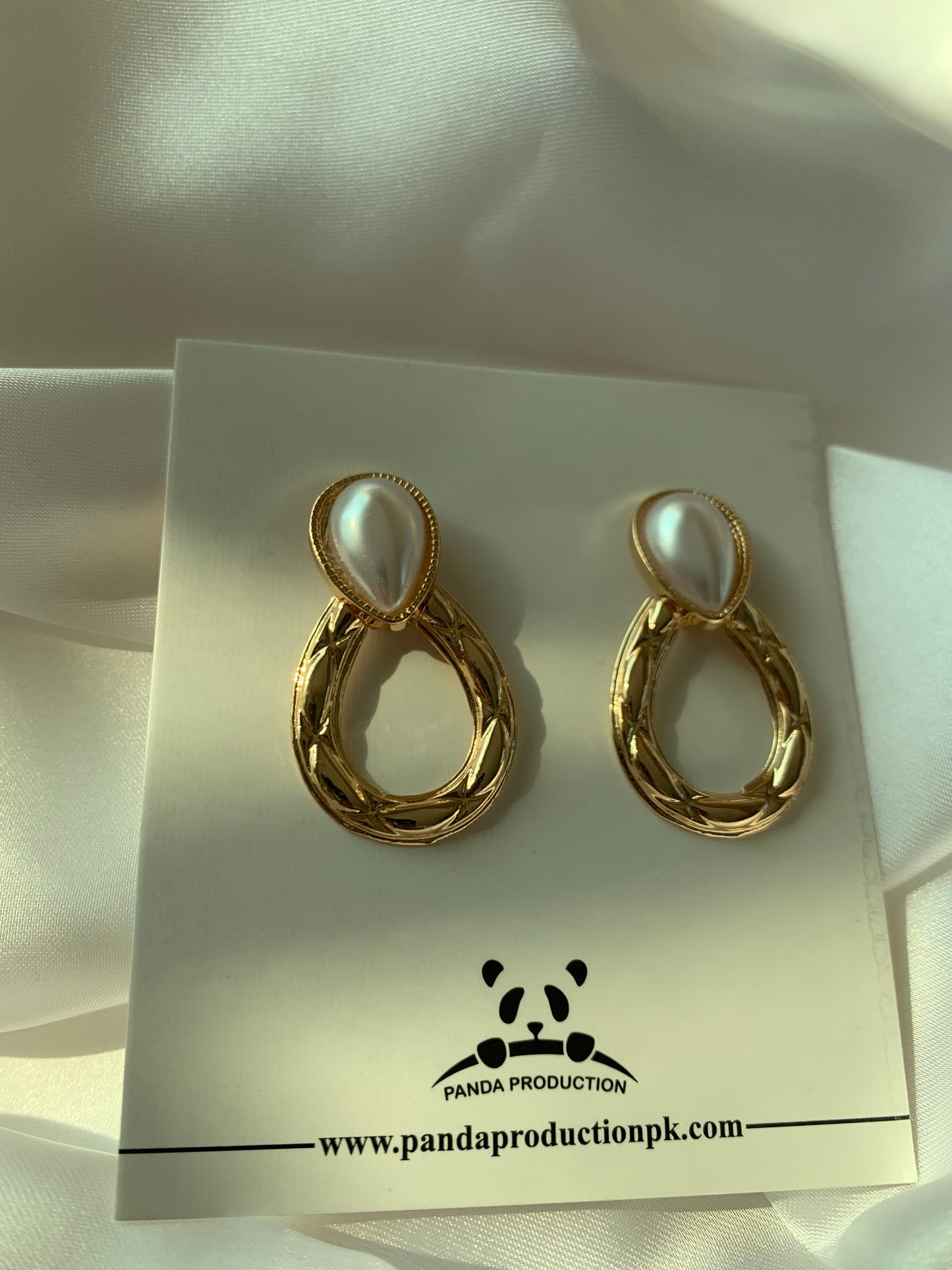 Oval Pearl Earring