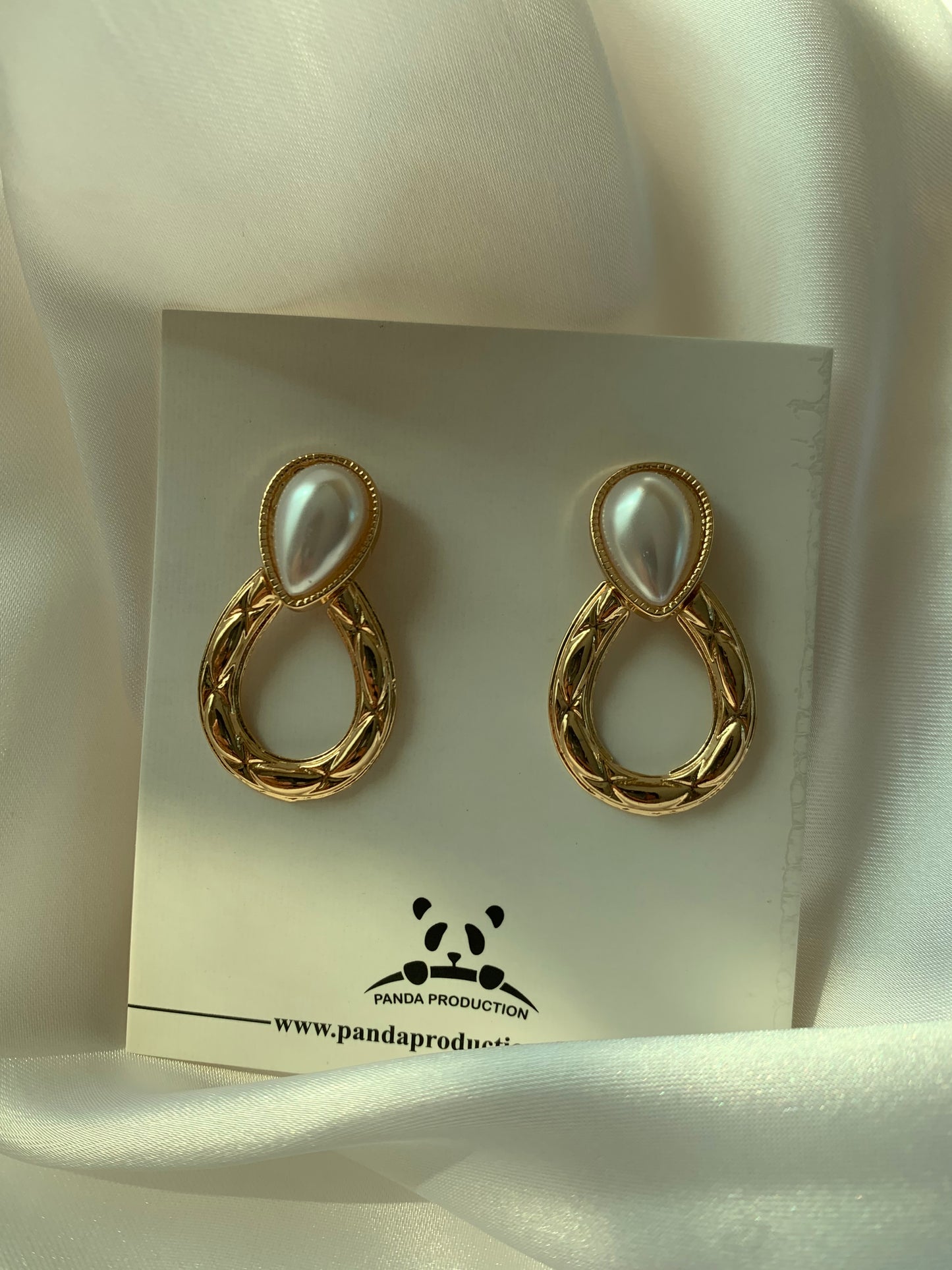 Oval Pearl Earring