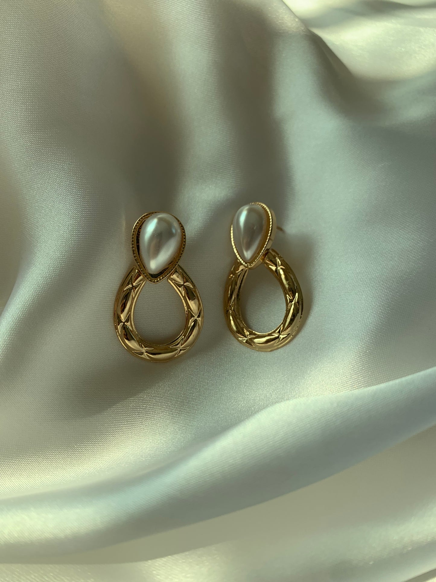 Oval Pearl Earring