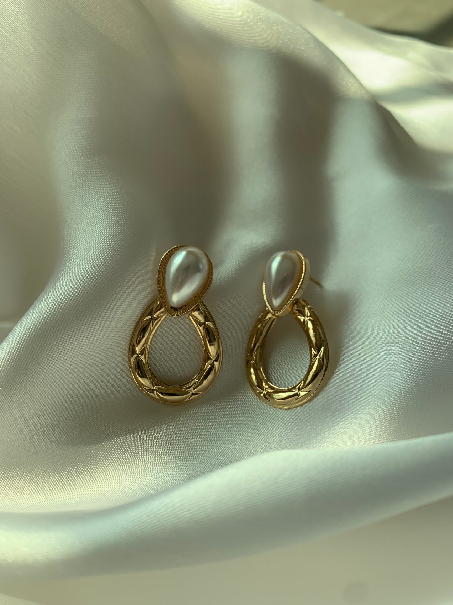 Oval Pearl Earring