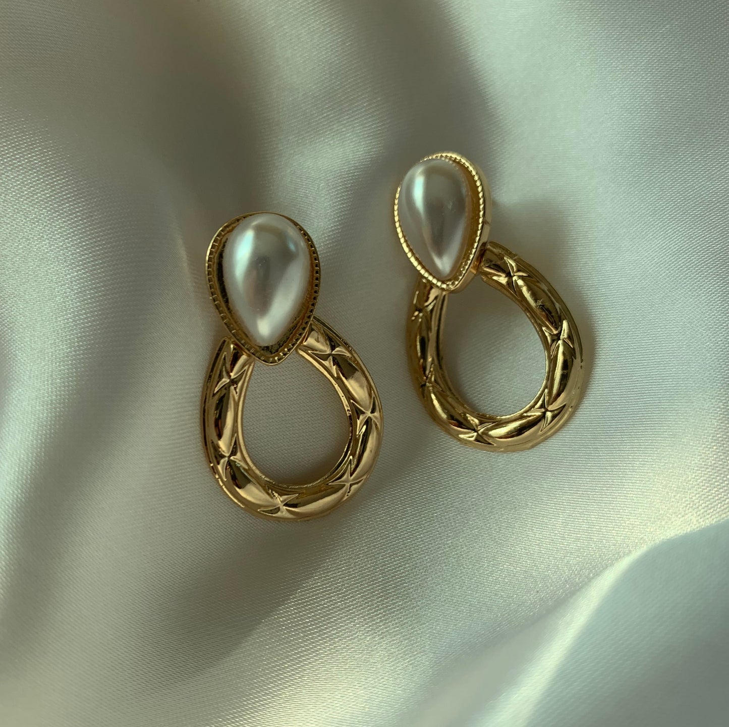 Oval Pearl Earring