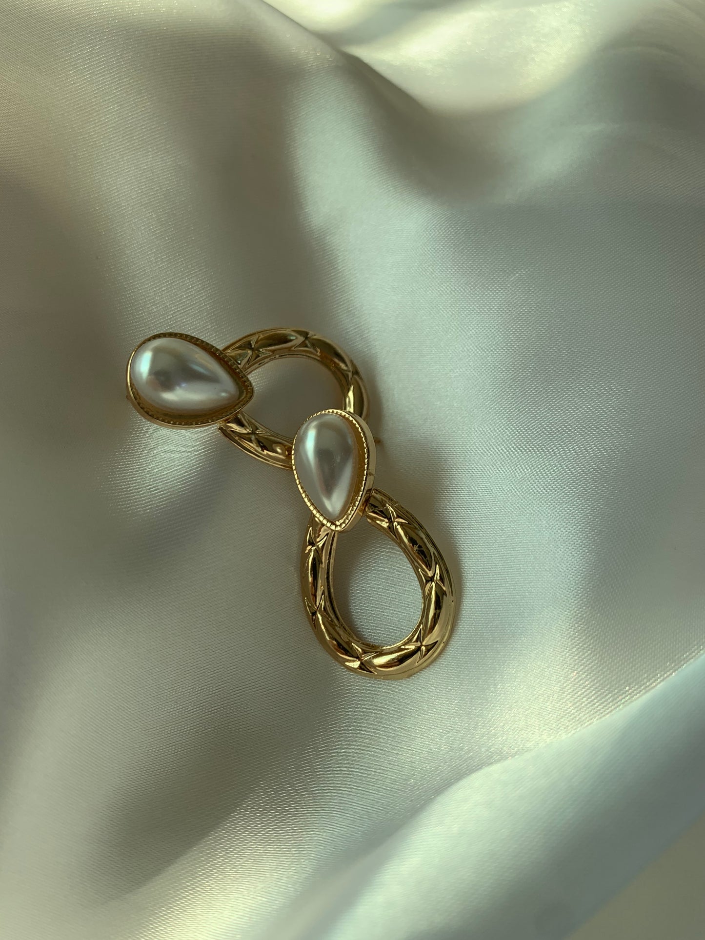 Oval Pearl Earring