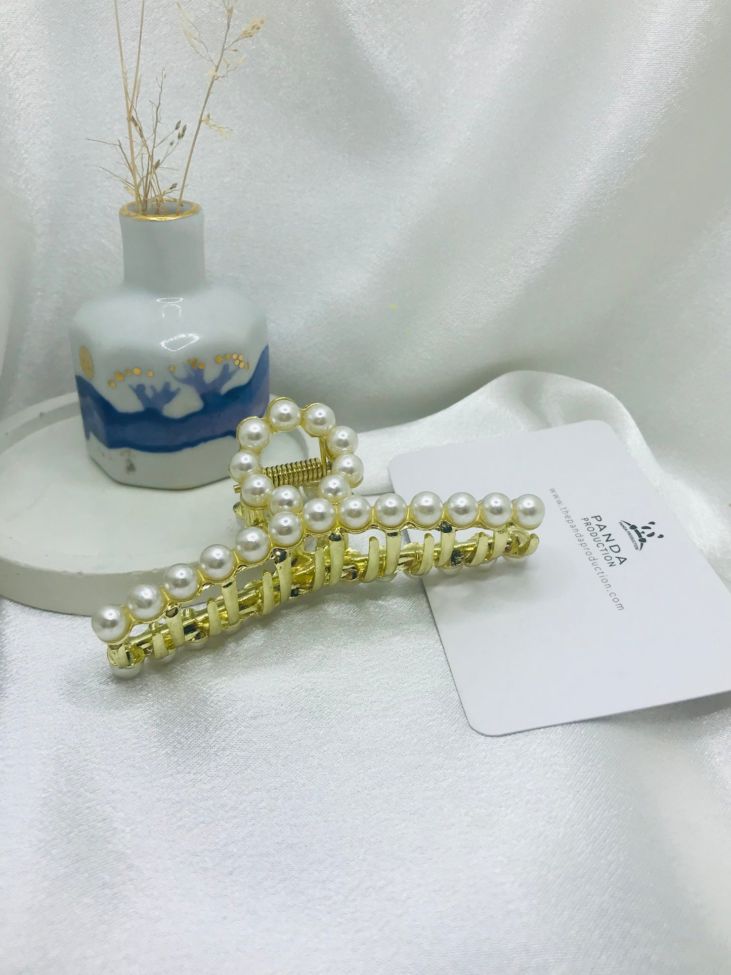 Minimal Pearl Hair Claw
