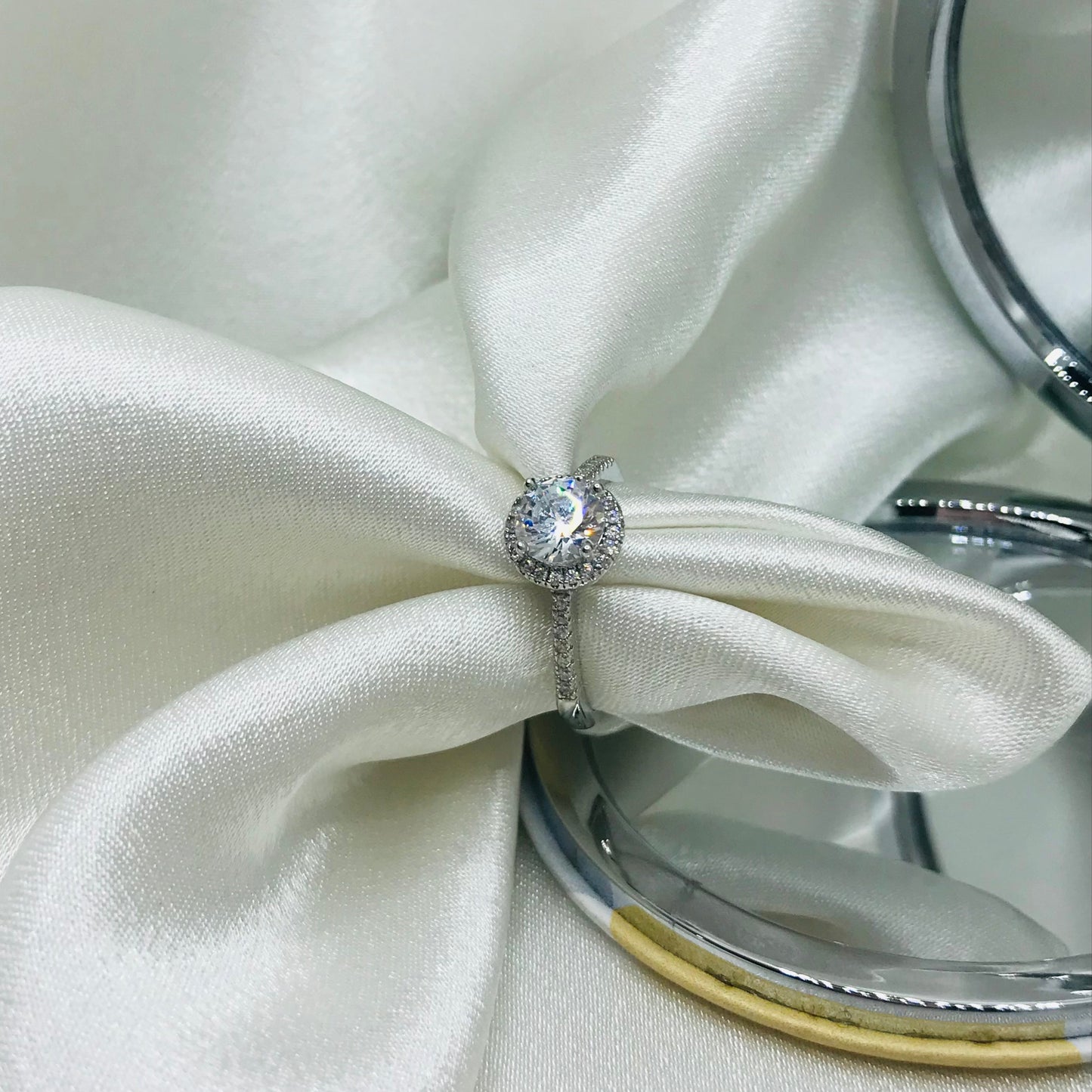 Circlel Diamond Halo Ring