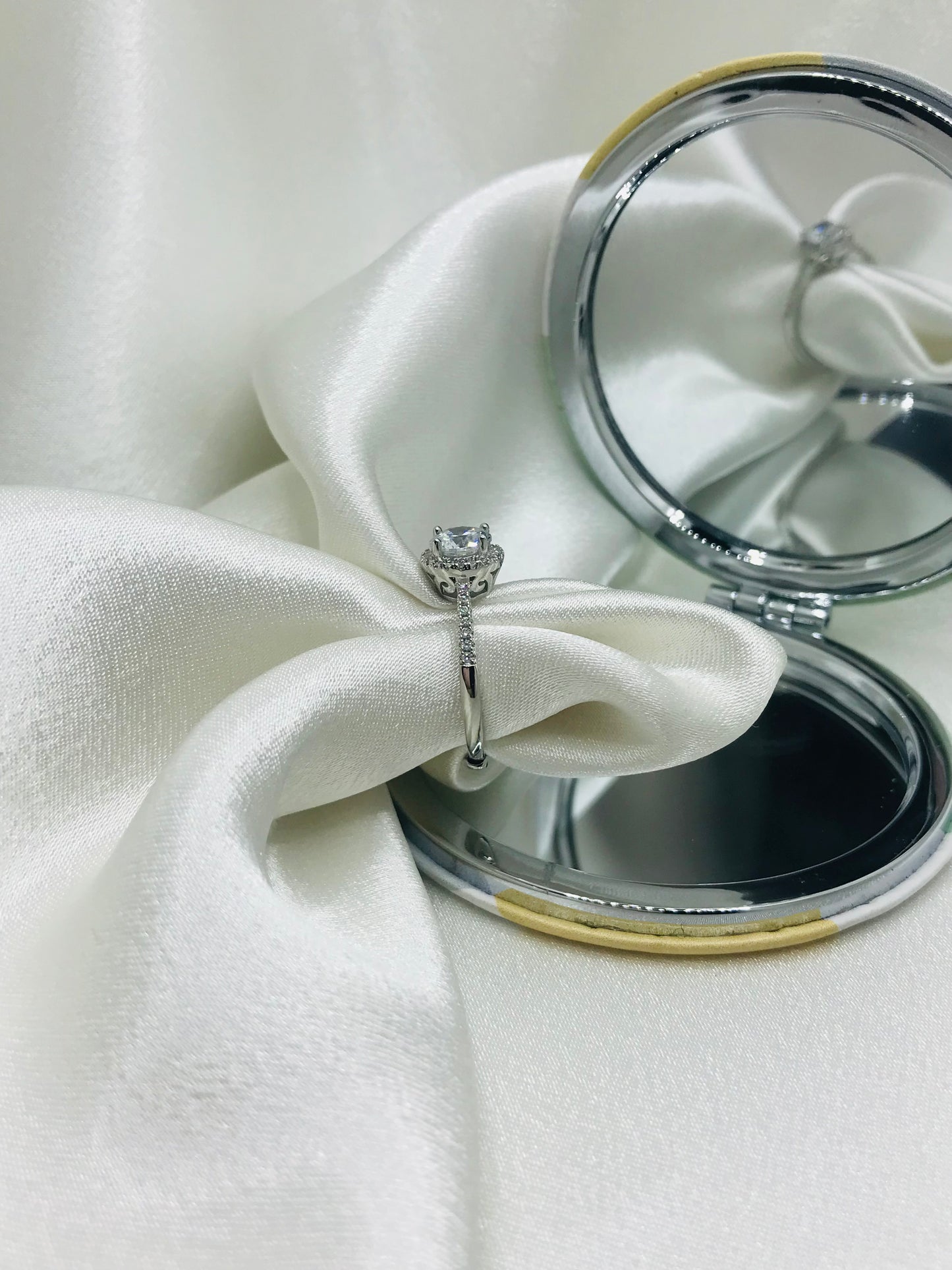 Circlel Diamond Halo Ring