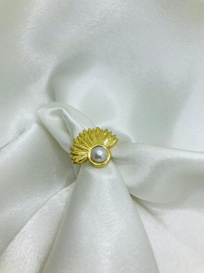 Glossy Fan-shaped Pearl Ring