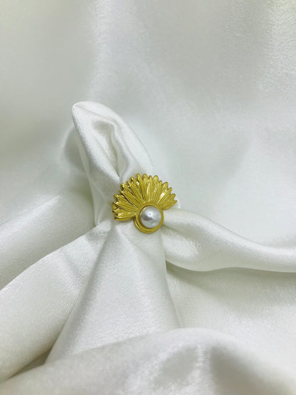 Glossy Fan-shaped Pearl Ring