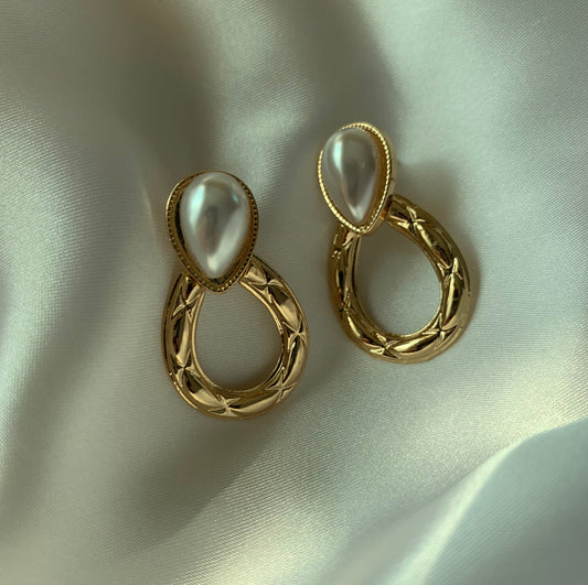 Oval Pearl Earring