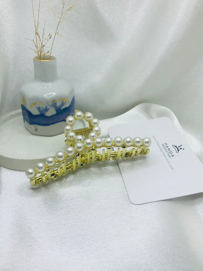 Minimal Pearl Hair Claw