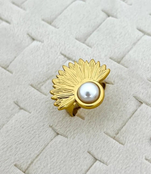 Glossy Fan-shaped Pearl Ring